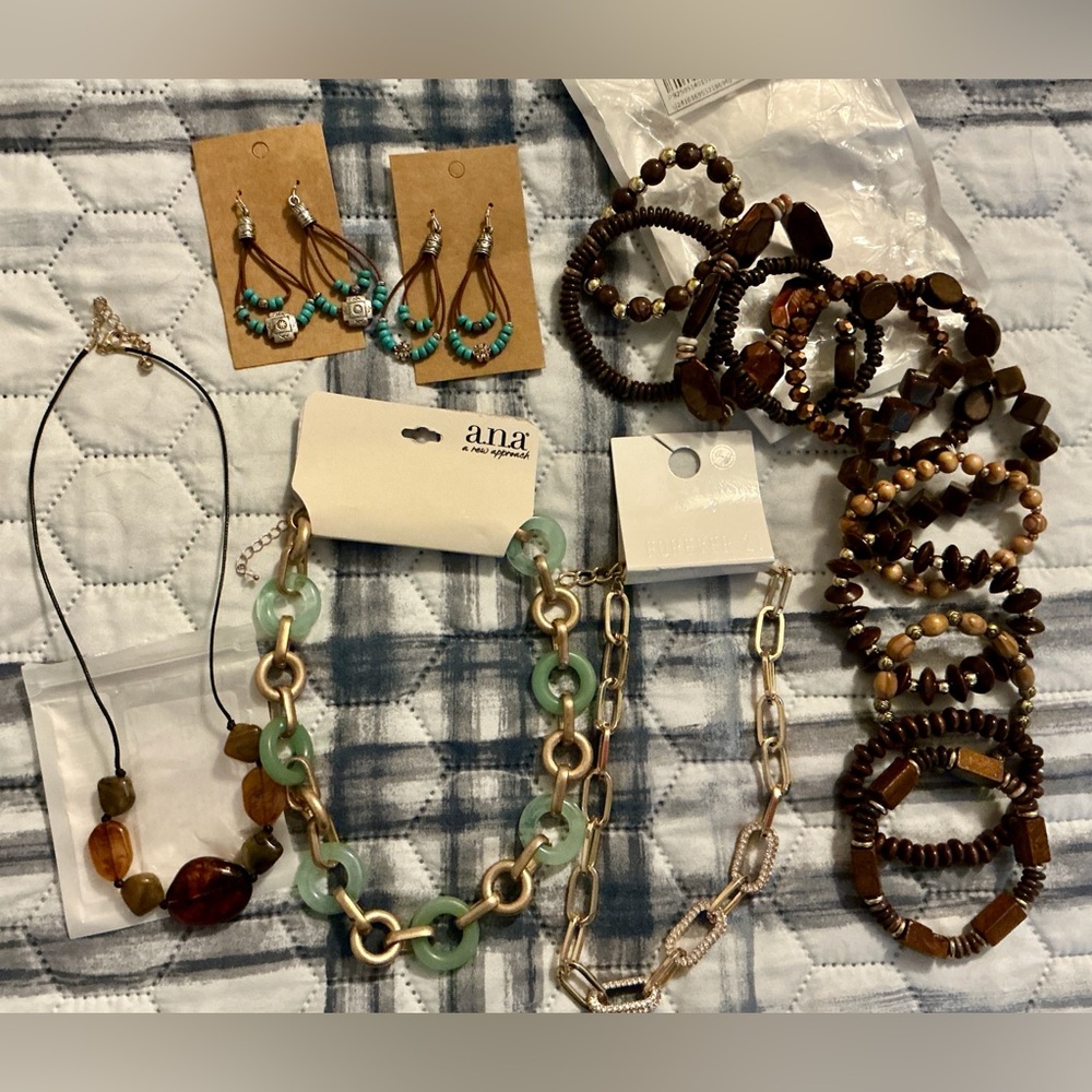 NWT Bundle of costume jewelry 3 necklaces,2 sets of earrings, 12 bracelets